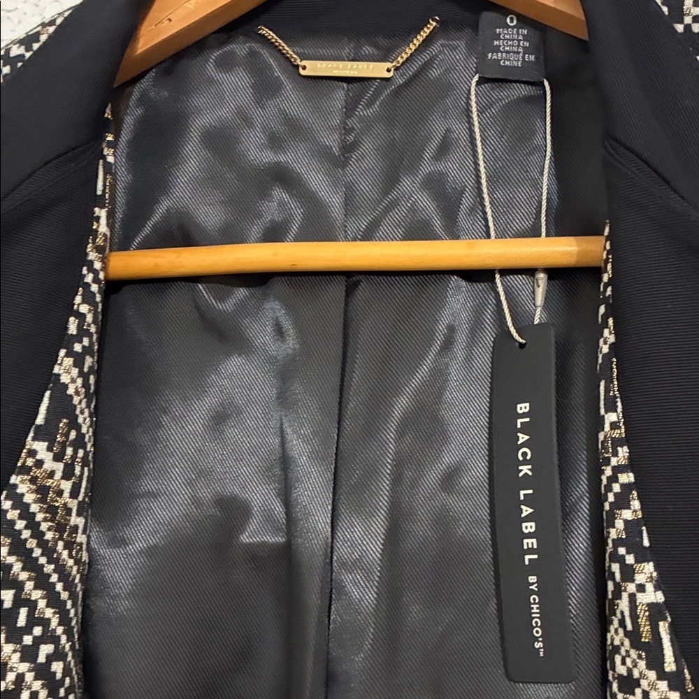 NWT Chico’s Black Label Black & Gold Jacquard Topper Jacket Sz 0 Small - Picture 3 of 5